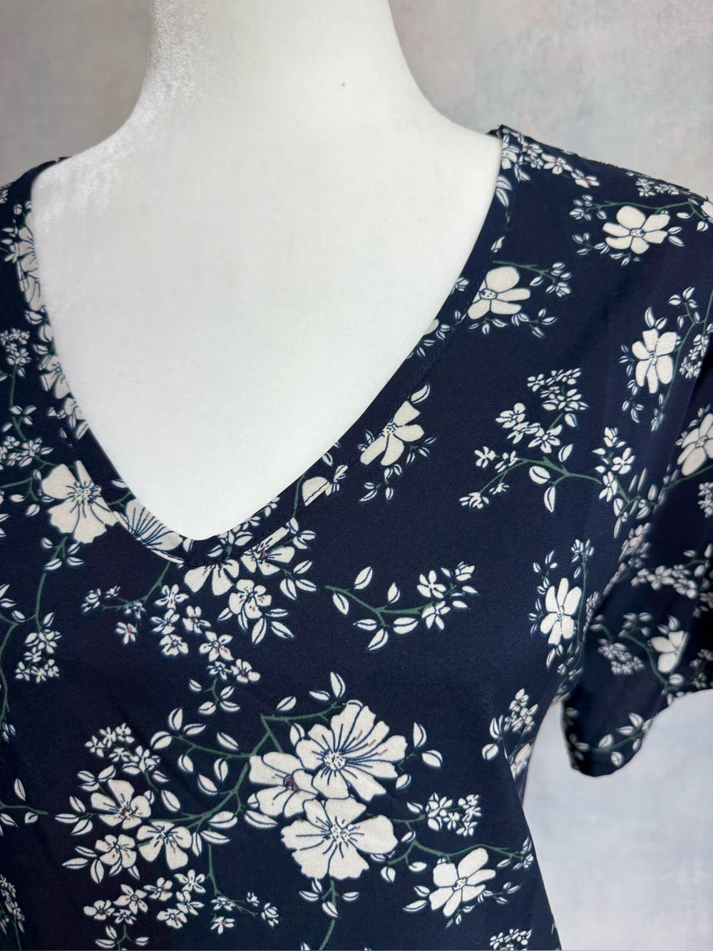 NWOT Flattering Floral Navy Summer Top, Lightweight. Short Sleeve, Round Neck